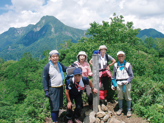 高妻山を望む