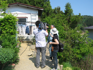 ５日目　町営住宅の土留作業をＮＨＫが取材